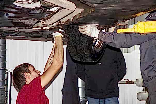 мастер меняет масло в раздатке